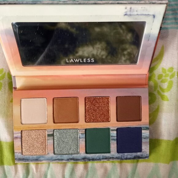 NIB LAWLESS Eyeshadow Palette The Winter Beach One Talc Free - Picture 1 of 7